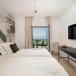 Luxury Beachfront Providenca Villa *