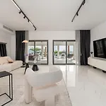 Luxury Beachfront Providenca Villa *