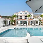 Luxury Beachfront Providenca *