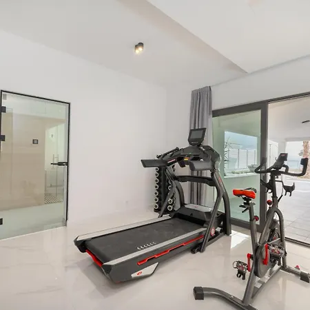Luxury Beachfront Providenca Villa *