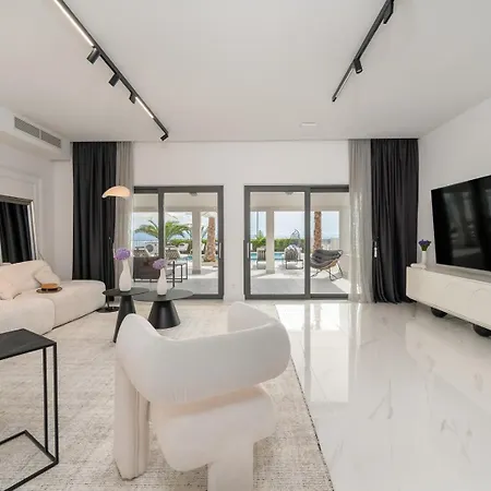 Luxury Beachfront Providenca Villa *
